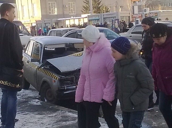 В ДТП на остановке «Рабиновича» пострадали 5 человек В ДТП на остановке «Рабиновича» пострадали 5 человек