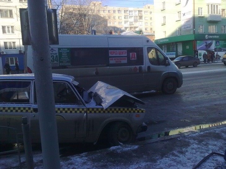 В ДТП на остановке «Рабиновича» пострадали 5 человек В ДТП на остановке «Рабиновича» пострадали 5 человек