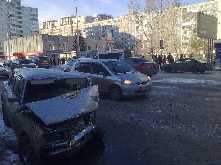 В ДТП на остановке «Рабиновича» пострадали 5 человек В ДТП на остановке «Рабиновича» пострадали 5 человек
