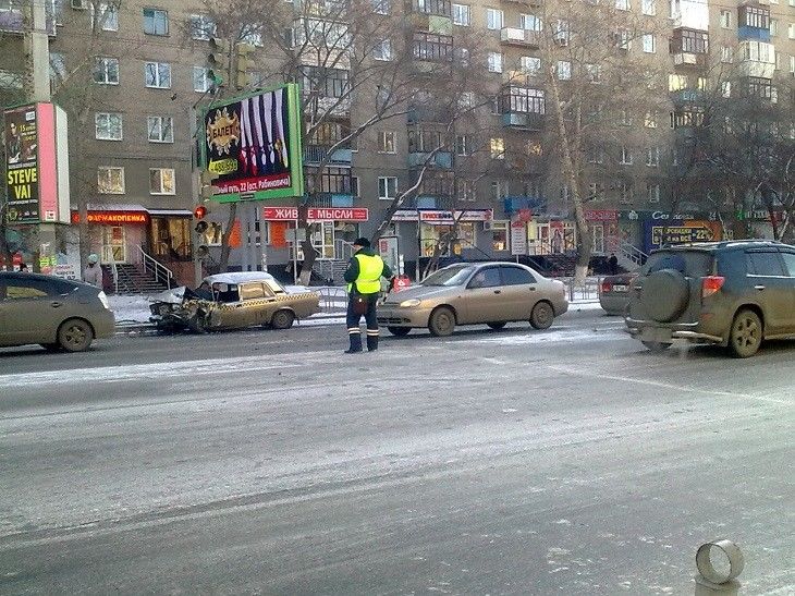 В ДТП на остановке «Рабиновича» пострадали 5 человек В ДТП на остановке «Рабиновича» пострадали 5 человек