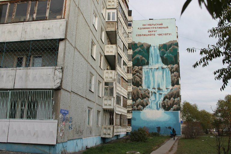 Омичи бесплатно пишут картины на фасадах многоэтажек, отбиваясь от жалоб части жильцов Омичи бесплатно пишут картины на фасадах многоэтажек, отбиваясь от жалоб части жильцов
