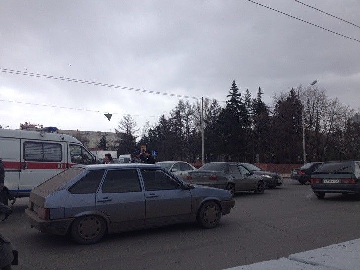 В центре Омска столкнулись 2 иномарки, есть пострадавший В центре Омска столкнулись 2 иномарки, есть пострадавший