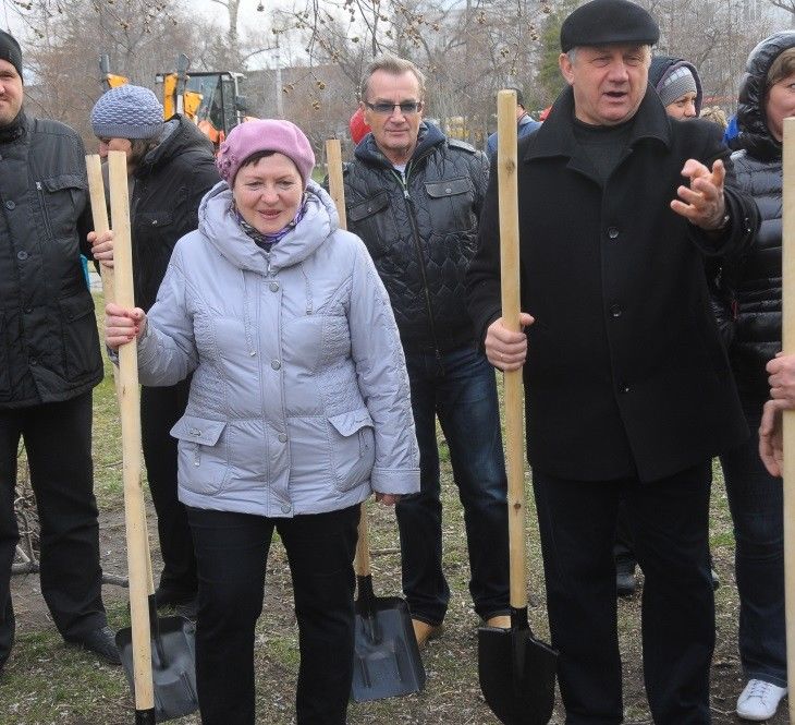 Не испугавшись урагана, Горст и Двораковский высадили деревья в сквере Дзержинского Не испугавшись урагана, Горст и Двораковский высадили деревья в сквере Дзержинского