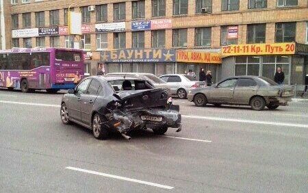 В Омске Nissan Skyline на скорости врезался в Mazda 3 и вылетел на обочину В Омске Nissan Skyline на скорости врезался в Mazda 3 и вылетел на обочину