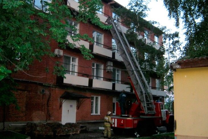 Ночной пожар в гостинице «Ника» в Омске тушили 55 пожарных Ночной пожар в гостинице «Ника» в Омске тушили 55 пожарных