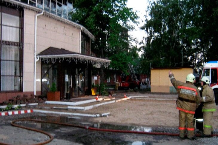 Ночной пожар в гостинице «Ника» в Омске тушили 55 пожарных Ночной пожар в гостинице «Ника» в Омске тушили 55 пожарных