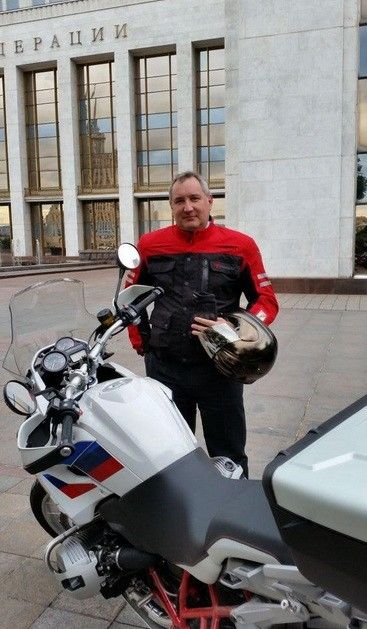 Дмитрий Рогозин пересел с автомобиля на мотоцикл и начал борьбу с пробками в Москве Дмитрий Рогозин пересел с автомобиля на мотоцикл и начал борьбу с пробками в Москве