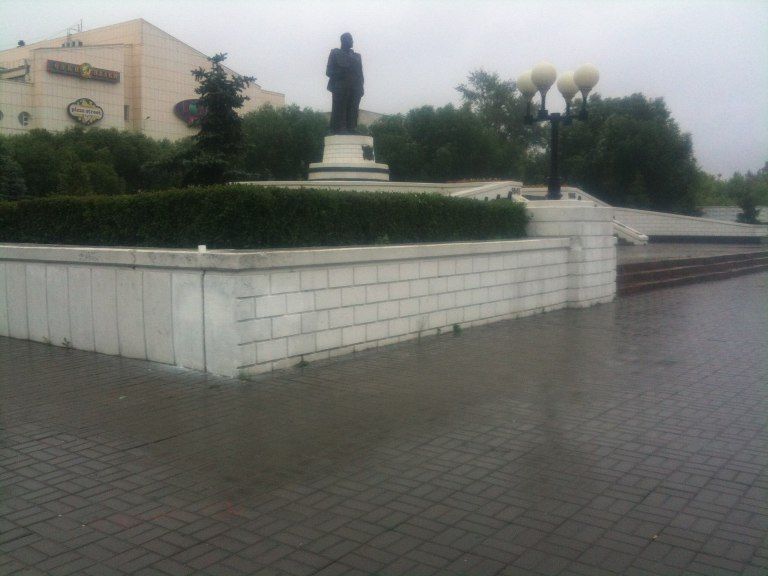 Омский рэпер Супец закрасил надписи вандалов на мемориале маршалу Жукову Омский рэпер Супец закрасил надписи вандалов на мемориале маршалу Жукову