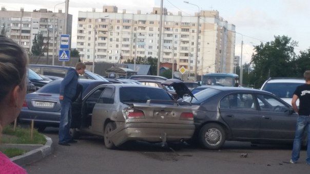 Пьяный водитель в Омске «зацепил» три машины, пытаясь покинуть парковку