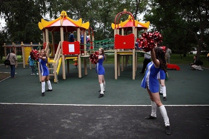 В сквере им. Дзержинского напротив мэрии Омска появилась детская площадка за миллион В сквере им. Дзержинского напротив мэрии Омска появилась детская площадка за миллион