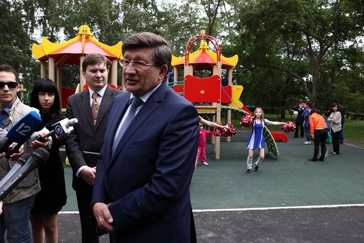 В сквере им. Дзержинского напротив мэрии Омска появилась детская площадка за миллион В сквере им. Дзержинского напротив мэрии Омска появилась детская площадка за миллион