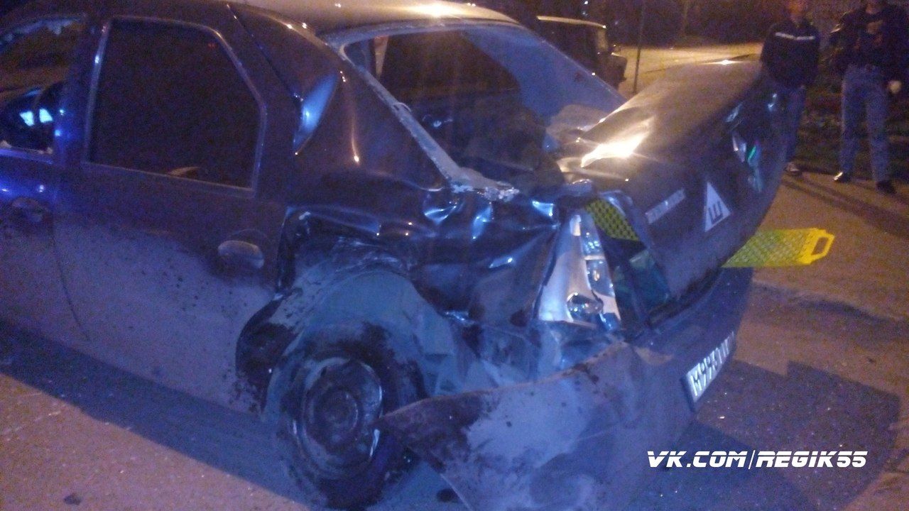На Космическом проспекте в Омске мотоцикл влетел в автомобиль, пострадали двое На Космическом проспекте в Омске мотоцикл влетел в автомобиль, пострадали двое