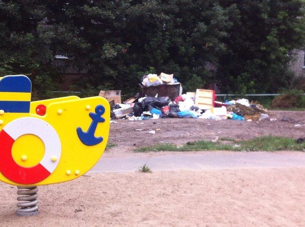 В Омске больше года не могут перенести помойку от детской площадки В Омске больше года не могут перенести помойку от детской площадки