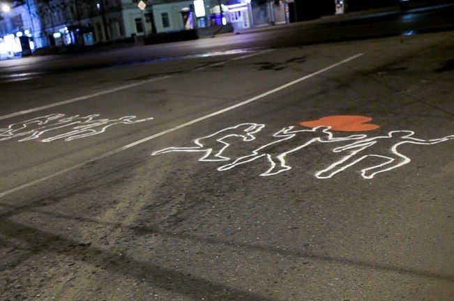 В Омске дорожники закрасили «зебру» из людей В Омске дорожники закрасили «зебру» из людей