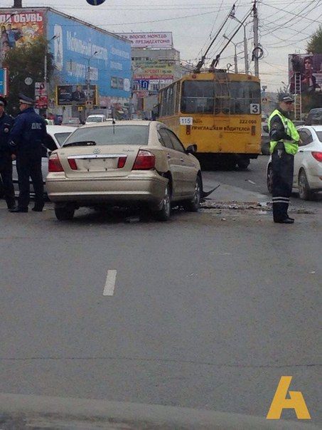 Заблокировавшее центр Омска ДТП могло произойти из-за открытого люка Заблокировавшее центр Омска ДТП могло произойти из-за открытого люка