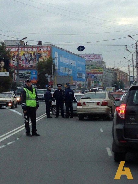 Заблокировавшее центр Омска ДТП могло произойти из-за открытого люка Заблокировавшее центр Омска ДТП могло произойти из-за открытого люка