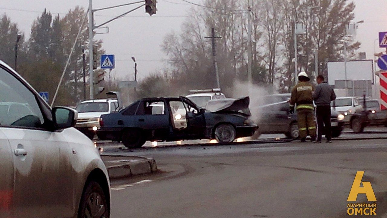 В Омске на перекрестке у «Меги» сгорел автомобиль В Омске на перекрестке у «Меги» сгорел автомобиль