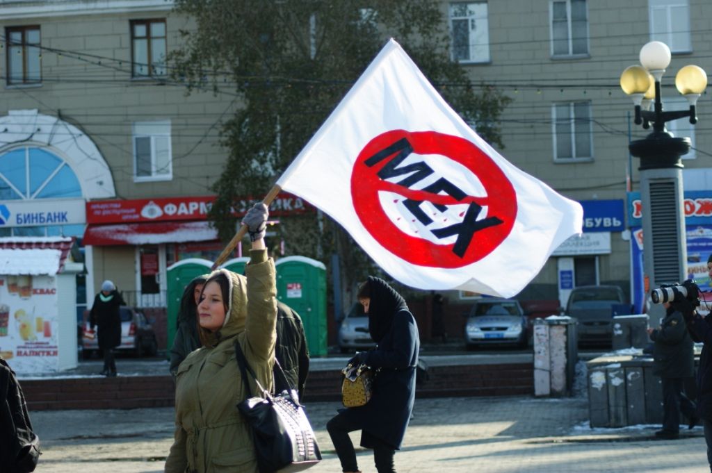 Организаторы антимехового марша одели омичку в окровавленную шубу и вышли с плакатами: «Животные не одежда» Организаторы антимехового марша одели омичку в окровавленную шубу и вышли с плакатами: «Животные не одежда»