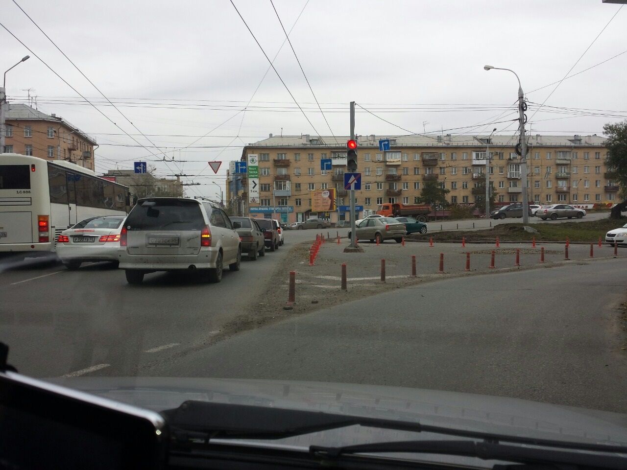 Дорожные столбики на Масленникова в Омске убрали из-за снега Дорожные столбики на Масленникова в Омске убрали из-за снега