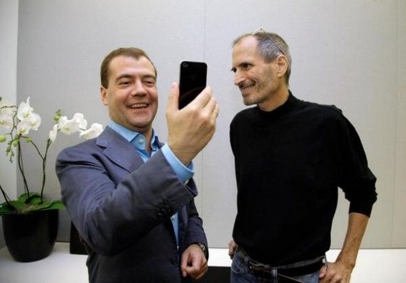 Таможенники в честь праздника научили Медведева отличать поддельные iPhone