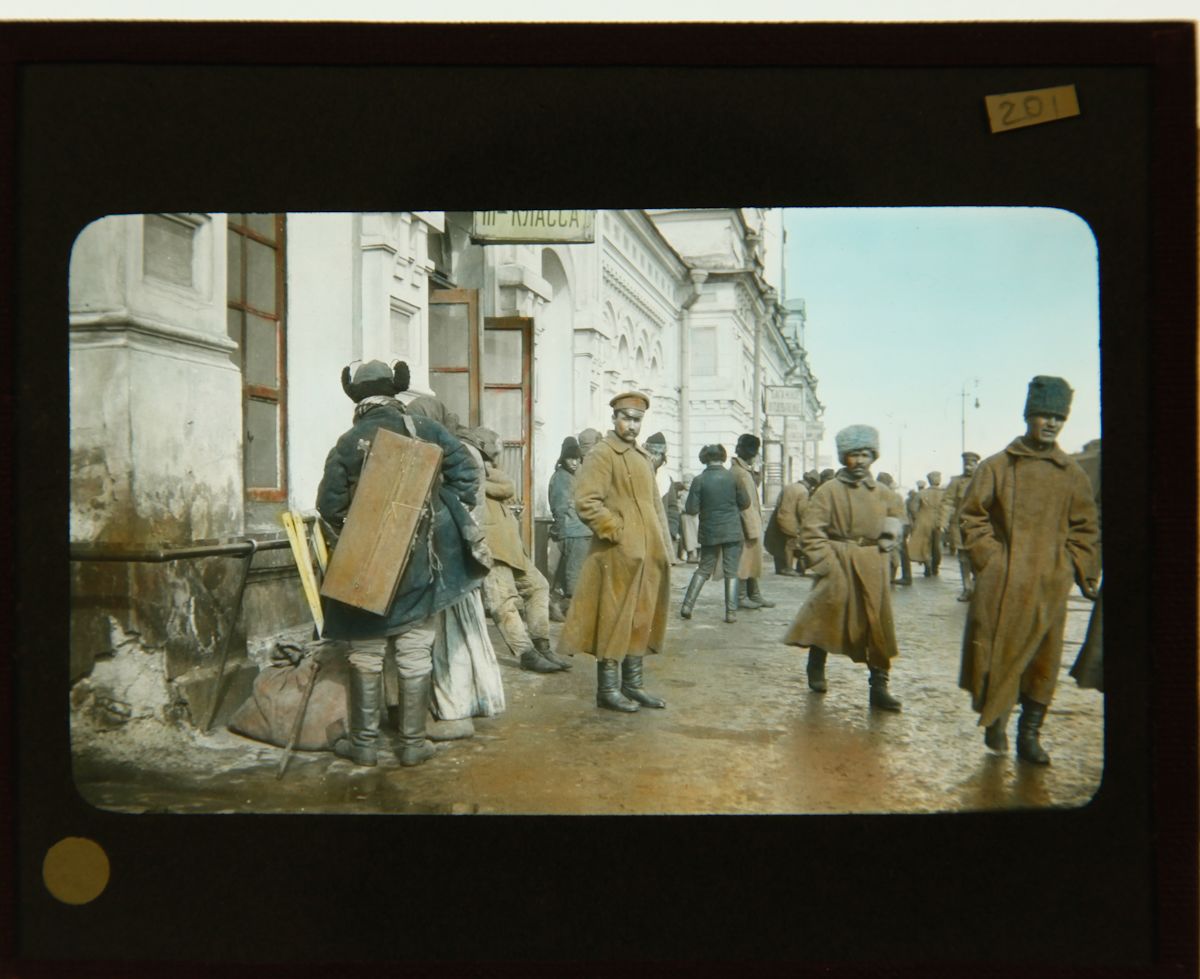 Солдаты у железнодорожного вокзала, 1917 год Солдаты у железнодорожного вокзала, 1917 год
