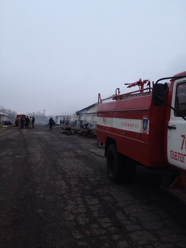 Ангар с ячменем в Омской области тушили 17 пожарных