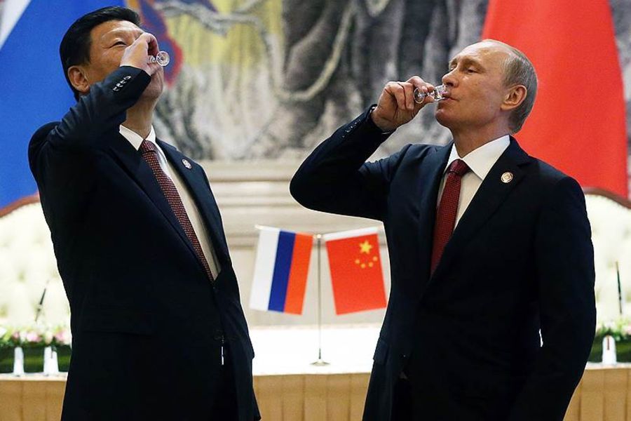 Путин начал пиарить российский смартфон в Китае, а Кадыров – в России