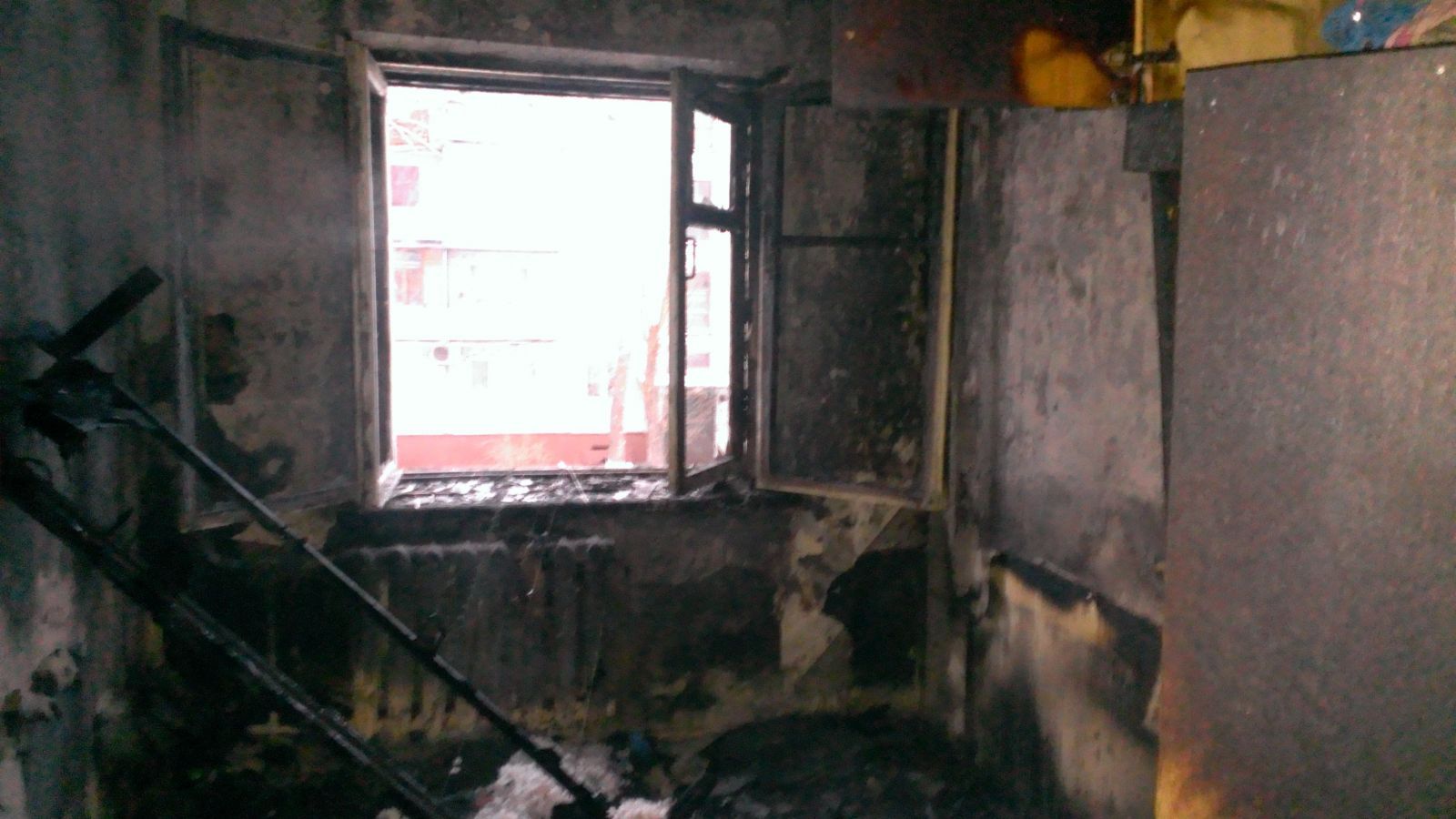 В Омске пожарные спасли мужчину из «огненной ловушки» В Омске пожарные спасли мужчину из «огненной ловушки»