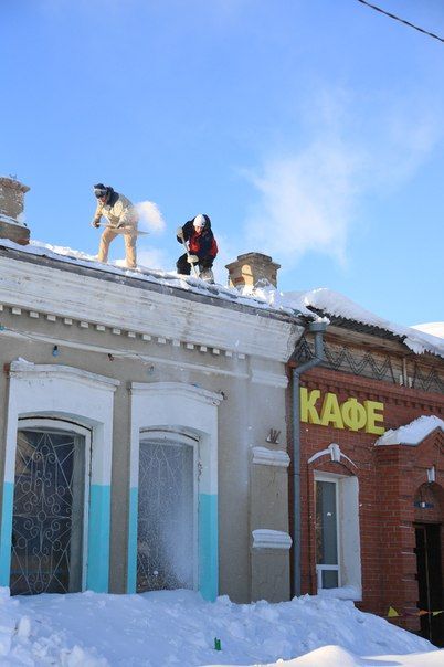В Таре под рухнувшим снежным козырьком погиб мужчина В Таре под рухнувшим снежным козырьком погиб мужчина