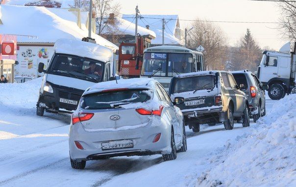 В Таре под рухнувшим снежным козырьком погиб мужчина В Таре под рухнувшим снежным козырьком погиб мужчина