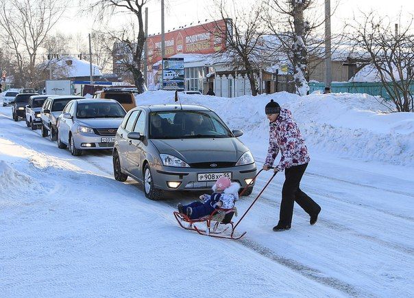 В Таре под рухнувшим снежным козырьком погиб мужчина В Таре под рухнувшим снежным козырьком погиб мужчина
