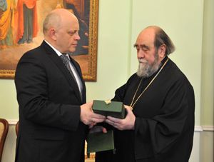 В честь юбилея губернатор Назаров подарил омскому митрополиту Владимиру фигурку ангела В честь юбилея губернатор Назаров подарил омскому митрополиту Владимиру фигурку ангела