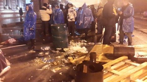 В Киеве протестующих против обнищания страны женщин разогнали дубинками В Киеве протестующих против обнищания страны женщин разогнали дубинками
