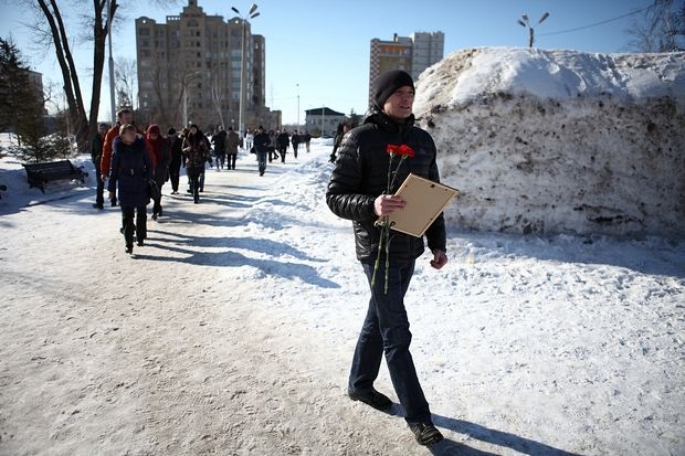 Панихида по Немцову в Омске совпала с массовой акцией студентов Панихида по Немцову в Омске совпала с массовой акцией студентов