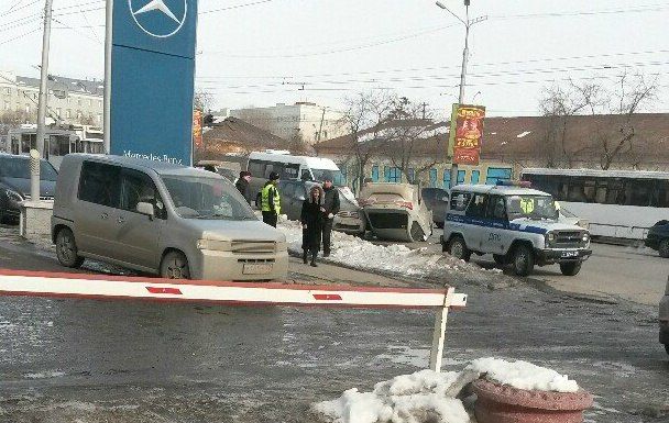 Центр Омска встал в пробке из-за перевернувшейся «Тойоты» у «Дома печати» Центр Омска встал в пробке из-за перевернувшейся «Тойоты» у «Дома печати»