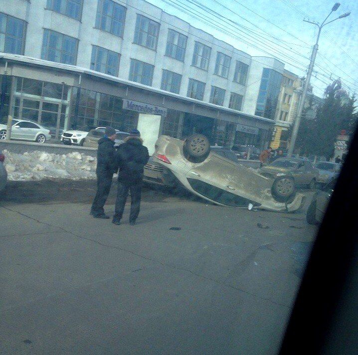 Центр Омска встал в пробке из-за перевернувшейся «Тойоты» у «Дома печати» Центр Омска встал в пробке из-за перевернувшейся «Тойоты» у «Дома печати»
