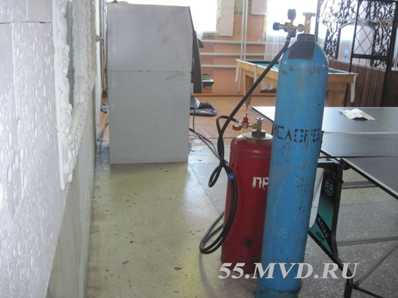 Омичи разрезали газосваркой банкомат Сбербанка в районном ДК Омичи разрезали газосваркой банкомат Сбербанка в районном ДК