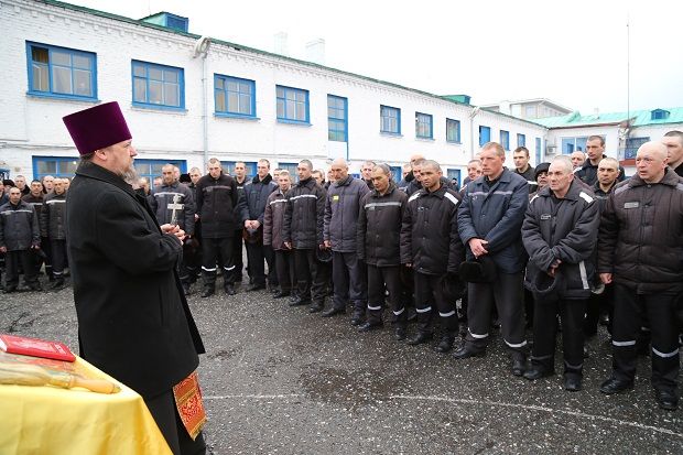 Арестанты омской колонии строгого режима № 9 отметили Пасху в храме праздничным богослужением