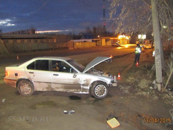 В Омске водитель БМВ погиб, врезавшись в полицейскую машину и столб В Омске водитель БМВ погиб, врезавшись в полицейскую машину и столб