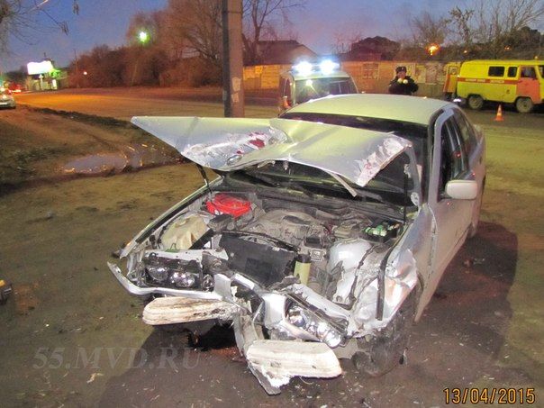 В Омске водитель БМВ погиб, врезавшись в полицейскую машину и столб В Омске водитель БМВ погиб, врезавшись в полицейскую машину и столб