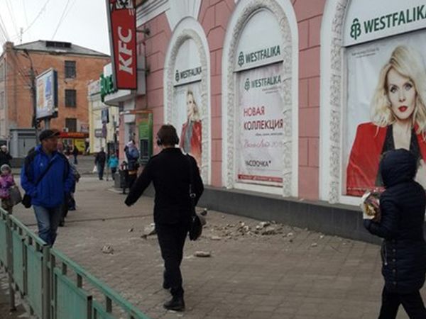 В Омске с крыши дома на Маркса на прохожих свалился бетон В Омске с крыши дома на Маркса на прохожих свалился бетон