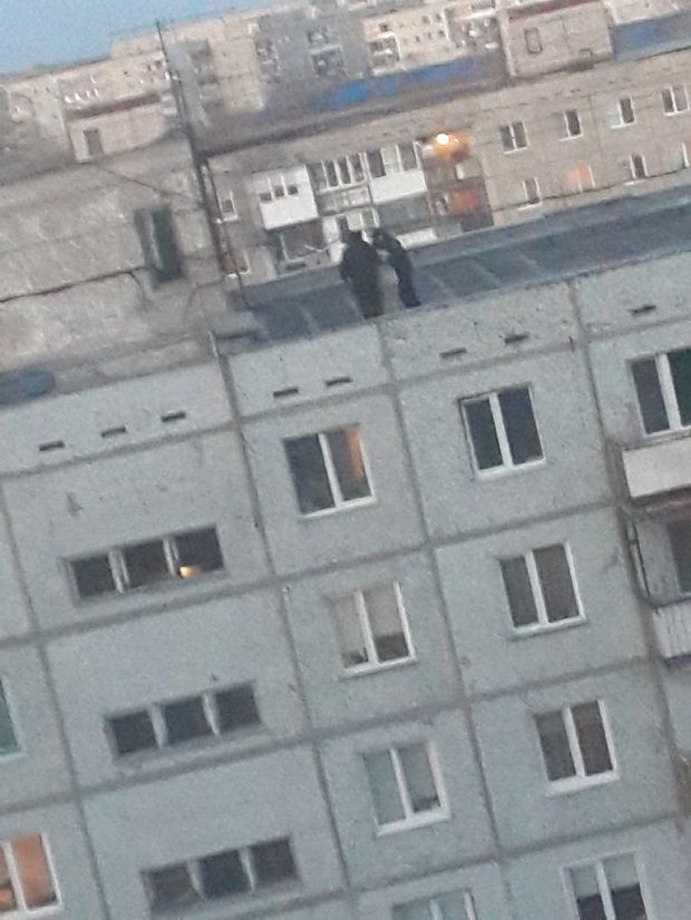 Полицейские в Омске сняли женщину с крыши 9-этажки Полицейские в Омске сняли женщину с крыши 9-этажки