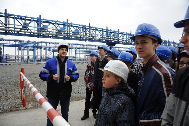 Омские школьники, увлеченные химией, увидели нефтезавод изнутри Омские школьники, увлеченные химией, увидели нефтезавод изнутри