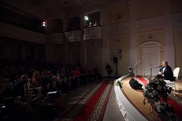 Творческую встречу с омичами провел актер театра и кино Юрий Стоянов Творческую встречу с омичами провел актер театра и кино Юрий Стоянов