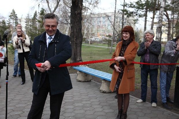 В течение двух недель омичи будут гулять в парке среди пианино