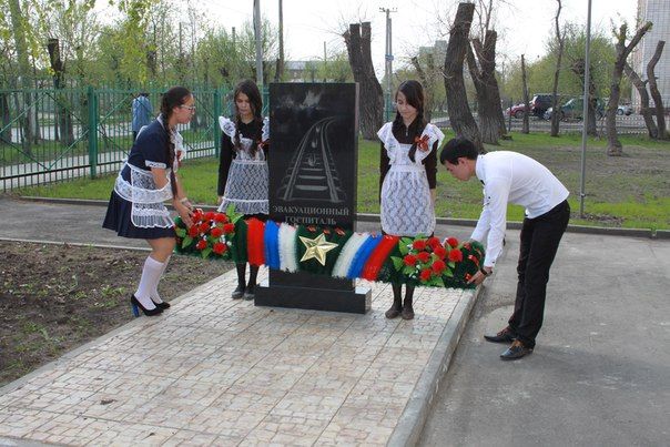 Школьники и бизнесмены объединились, поздравляя ветеранов Школьники и бизнесмены объединились, поздравляя ветеранов