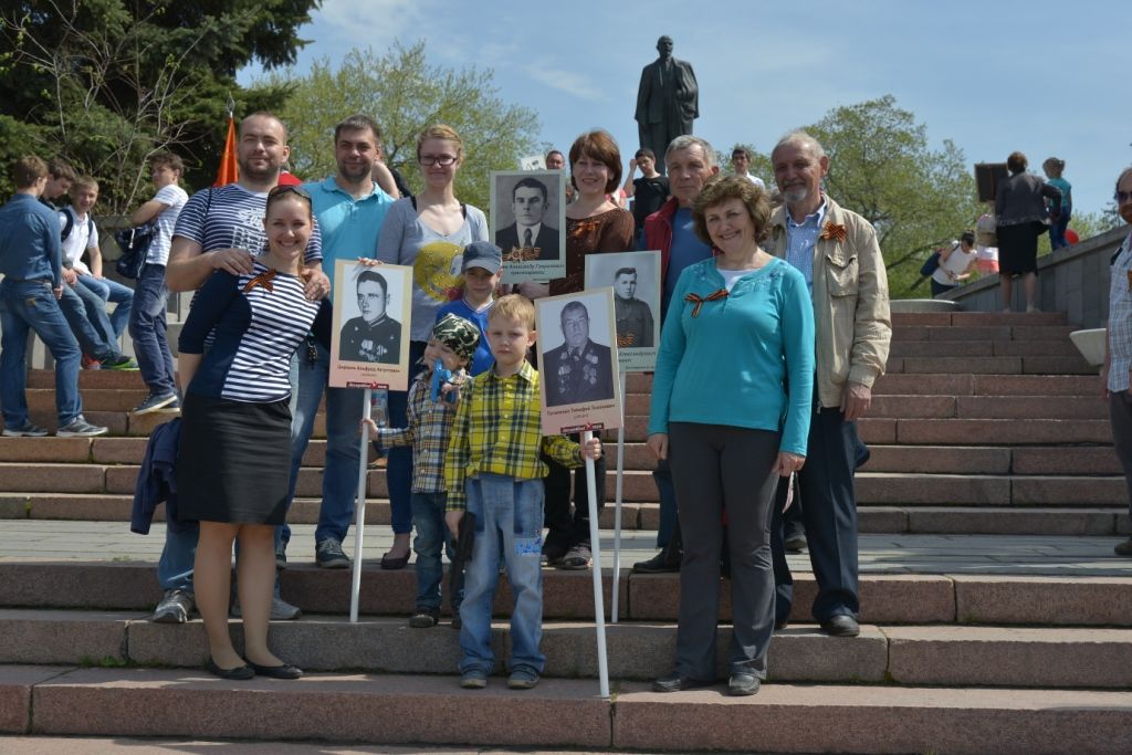 «Бессмертный полк» собрал более 20 тысяч омичей с фотографиями героев «Бессмертный полк» собрал более 20 тысяч омичей с фотографиями героев