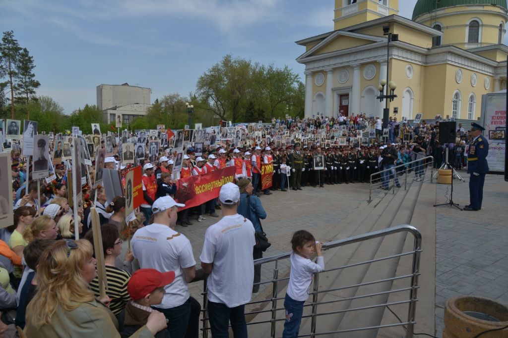 «Бессмертный полк» собрал более 20 тысяч омичей с фотографиями героев «Бессмертный полк» собрал более 20 тысяч омичей с фотографиями героев