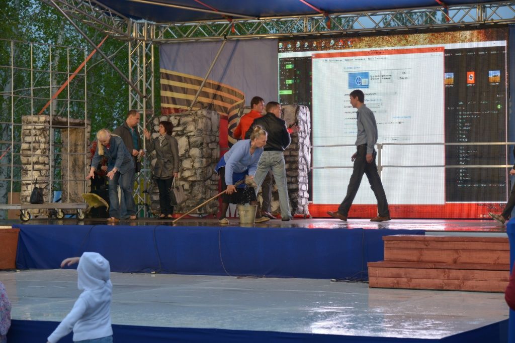 Танцоры омского балета падали под дождем во время выступления в Парке Победы Танцоры омского балета падали под дождем во время выступления в Парке Победы