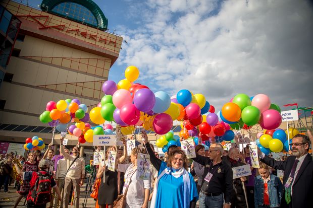 Иностранные гости прошлись праздничным маршем по улицам Омска Иностранные гости прошлись праздничным маршем по улицам Омска